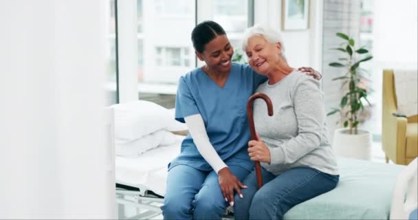 Gezondheidszorg, zwarte vrouw verpleegster knuffelen een senior patiënt met een handicap en ondersteuning in een ziekenhuis. Medisch, vertrouwens- en medicijnprofessional in een kliniek met een oudere vrouwelijke zorgverlener. - Video