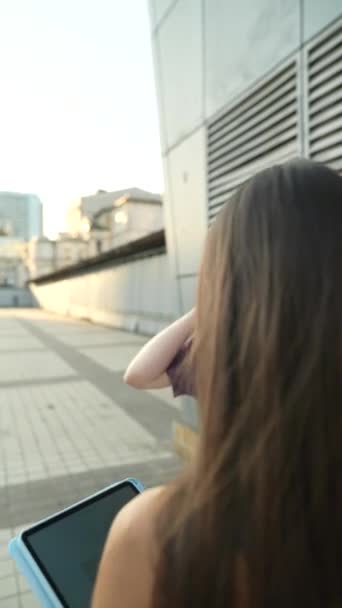Um par de jovens mulheres debatem apaixonadamente um tema crucial nas ruas urbanas. Imagens 4k de alta qualidade - Filmagem, Vídeo