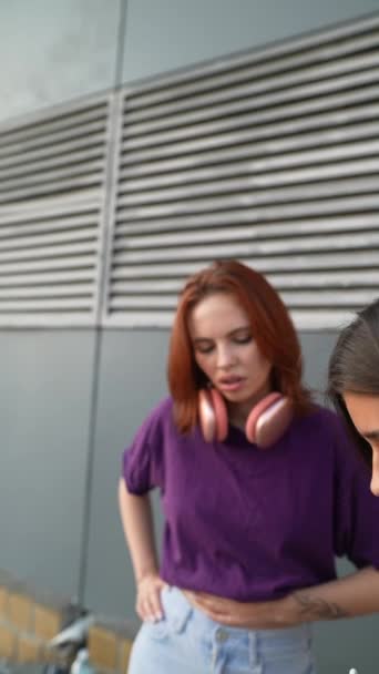 Ένα ζευγάρι νεαρών γυναικών συζητούν παθιασμένα ένα κρίσιμο θέμα στους αστικούς δρόμους. Υψηλής ποιότητας 4k πλάνα - Πλάνα, βίντεο