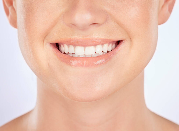 Diş dişleri, gülümseme ya da sabah bakımı, banyo rutini ya da sakız koruması olan mutlu bir insanın ağzı. Temiz diş, diş bakımı ya da beyaz arka planda ağız sağlığı olan yakın çekim stüdyo modeli. - Fotoğraf, Görsel