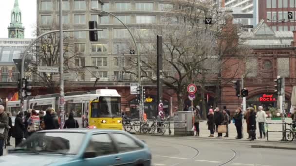 Doprava v berlínské čtvrti Mitte v Hackescher Markt. Kabelová auta a auta procházejí přes silnici. - Záběry, video