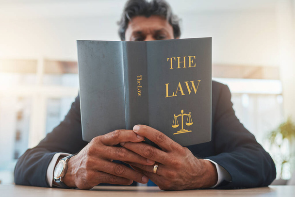 Δικηγόρος, χέρια δικηγόρου και ανάγνωση βιβλίο για νομικές πληροφορίες, γνώσεις και την έρευνα των επιχειρήσεων, συμμόρφωση ή τους κανόνες. Εγχειρίδιο, δικαστής και επαγγελματίας, καθηγητής ή ανώτερος άνθρωπος μελέτη για τη δικαιοσύνη. - Φωτογραφία, εικόνα