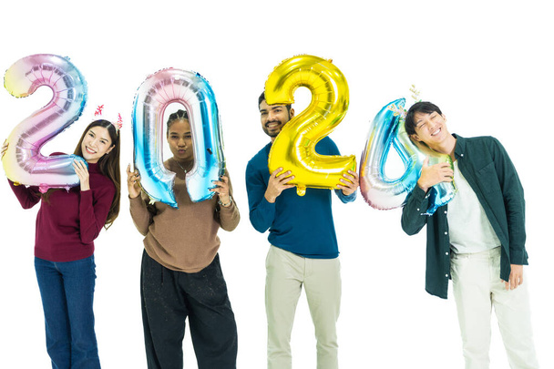groupe de personnes tenant fantaisie bulle de ballons de couleur du nombre 2024 pour la nouvelle année. hommes et femmes debout sur un fond blanc. célébration de bonne année Fête - Photo, image