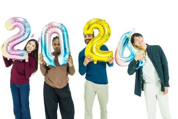 група людей, що тримають кульки фантастичного кольору номером 2024 на Новий рік. чоловіки і жінки, що стоять на білому тлі. святкування щасливого новорічного свята - Фото, зображення
