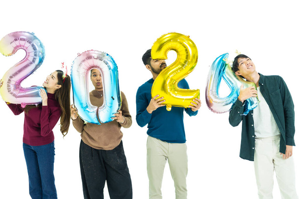 gruppo di persone che tengono palloncini di colore fantasia bolla del numero 2024 per il nuovo anno. uomini e donne in piedi su uno sfondo bianco. festa di felice anno nuovo - Foto, immagini