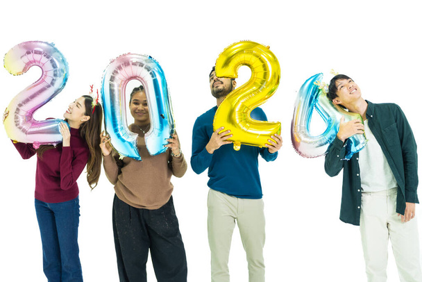ομάδα ανθρώπων που κατέχουν φούσκα χρώμα φαντασία μπαλόνια του αριθμού 2024 για το νέο έτος. Άνδρες και γυναίκες στέκονται σε λευκό φόντο. γιορτή του ευτυχισμένου νέου έτους Κόμμα - Φωτογραφία, εικόνα