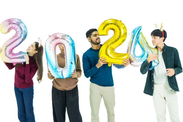 groep mensen met fantasie kleurballonnen zeepbel van het nummer 2024 voor het nieuwe jaar. mannen en vrouwen op een witte achtergrond. viering van gelukkig nieuwjaar Feest - Foto, afbeelding