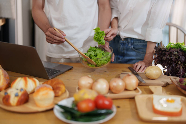 Pareja haciendo comida o ensalada en la cocina en casa - Foto, Imagen