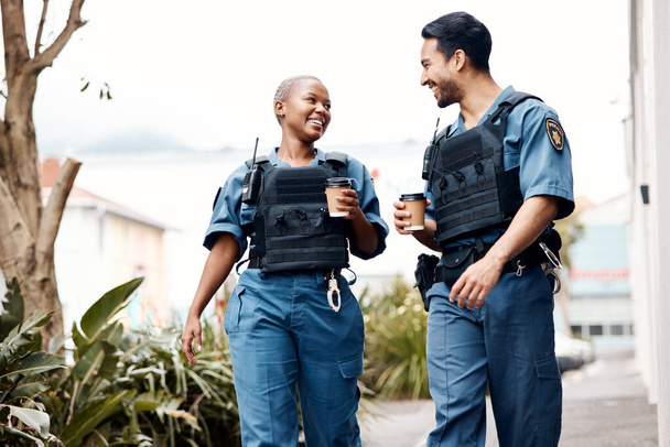 Αστυνομία, συζήτηση και ομάδα σε διάλειμμα για καφέ μετά από έρευνα, περπάτημα και περιπολία για την προστασία του νόμου στην πόλη. Ποινική, ευτυχισμένη και νομική υπηρεσία φρουρά ή χαμόγελο ασφάλειας για την επιβολή της δικαιοσύνης. - Φωτογραφία, εικόνα