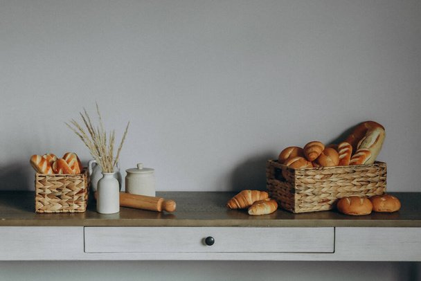 brood en broodjes in mand - Foto, afbeelding