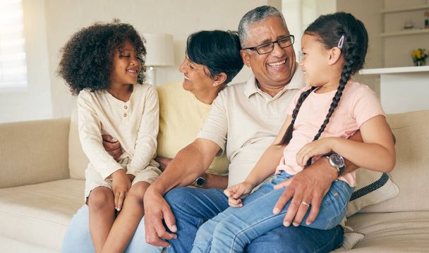 Nonni, bambini e sorrisi sul divano di casa per amore, cura e tempo di qualità insieme. Nonna, nonno e bambini felici si rilassano sul divano per legame, sostegno e divertimento in soggiorno in famiglia. - Foto, immagini