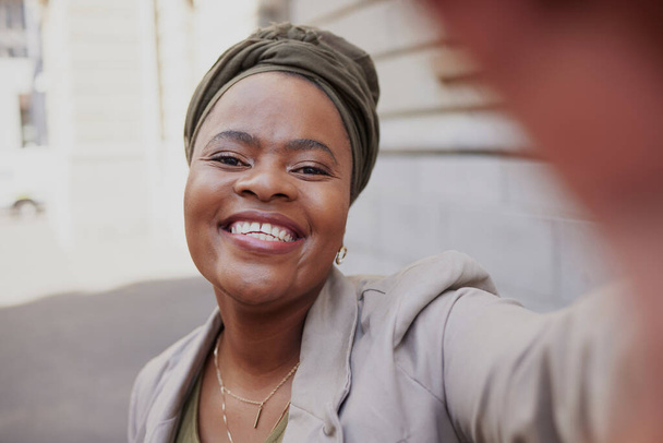 Yüz, iş selfie 'si ve şehirde profil fotoğrafı, mutlu anı veya sosyal medya için fotoğraf çeken siyahi bir kadın. Etkilenen bir blog 'a yüklemek için sokakta Afrikalı profesyonel, gülümseyen ya da portre. - Fotoğraf, Görsel
