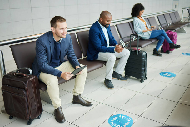 Podróżowanie, tablet i człowiek na lotnisku, paszport i bagaż z turystą czeka, wyżywienie lub międzynarodowy. Mężczyzna lider podróżnik lub dżentelmen z walizką, wyjazd i bilet na podróż i online. - Zdjęcie, obraz