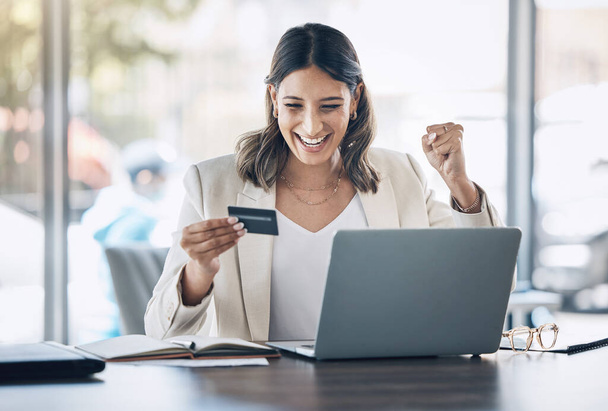 Κερδίζοντας, η πιστωτική κάρτα και η νικήτρια γυναίκα στο laptop για την εύκολη fintech, τον ανταγωνισμό ηλεκτρονικού εμπορίου και την πώληση ιστοχώρου. Συναρπαστικό εταιρικό πρόσωπο με online εφαρμογή αγορών, χρηματοοικονομική τραπεζική ή χρηματοδοτική επιτυχία δανείου. - Φωτογραφία, εικόνα
