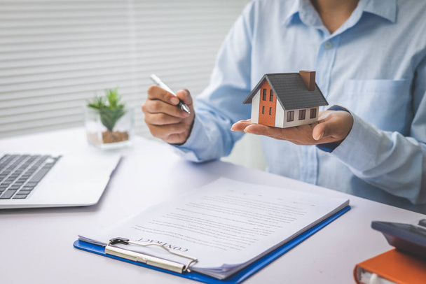 Az ingatlanügynökök megvitatják a lakásvásárlási szerződés feltételeit, az ingatlanbefektetéseket, a lakásértékesítést és a lakásbiztosítást, a lakáshiteleket.. - Fotó, kép