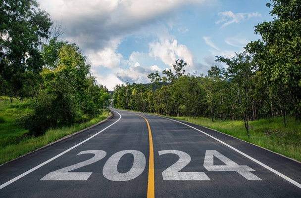 Δρόμος προς το νέο έτος 2024 έχει γράψει στο δρόμο στη μέση του ασφαλτοστρωμένου δρόμου, Σχεδιασμός του νέου έτους για την επίτευξη καθαρής μηδενικής και άνθρακα έννοια της μείωσης των εκπομπών. - Φωτογραφία, εικόνα