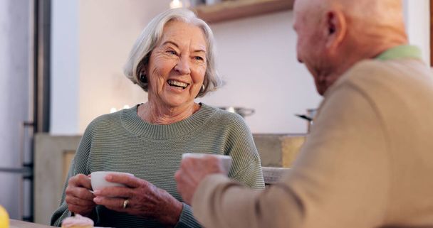 Vicces, egy nyugdíjas pár és egy idősebb pár együtt teáznak az otthonuk ebédlőjében reggel. Mosolyogj, pihenj vagy nevess egy idős férfival és nővel a lakásban romantikázni és kávézni.. - Fotó, kép