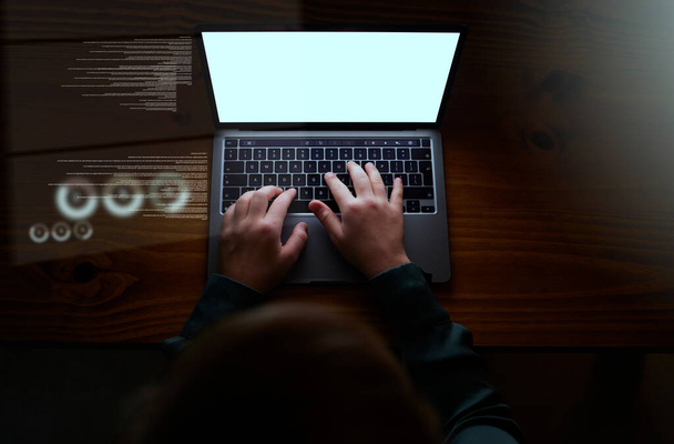 Gece, siber güvenlik, yazılım ve gelecek için dizüstü bilgisayarı olan bir kadının elleri ve maketi. Teknoloji, dijital ve İnternet için çalışan yazma ile planlama, veritabanı ve grafikler. - Fotoğraf, Görsel