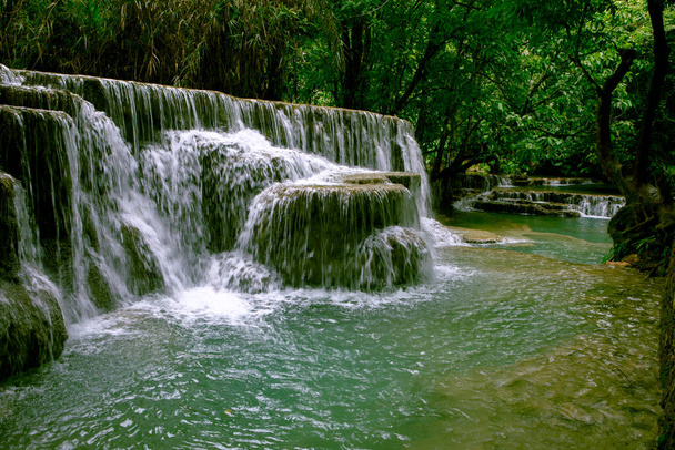 tad kuang si een van de mooiste kalkstenen waterval in luangprabang een van de meest populaire attractie in het noorden van la - Foto, afbeelding