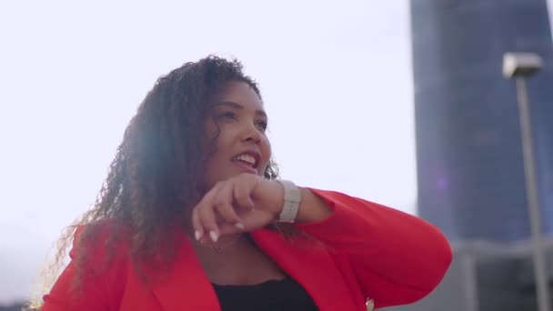 Mujer de confianza afroamericana hablando con un reloj inteligente. Empresaria negra enviando o grabando mensaje de voz - Metraje, vídeo