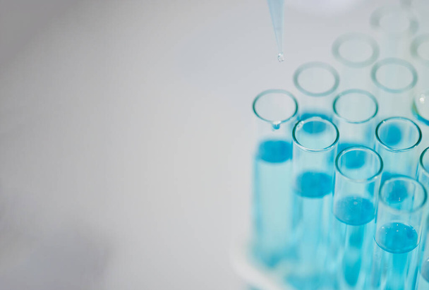 Blauwe chemische stof in reageerbuis, wetenschap en close-up met modelruimte, medisch onderzoek en chemie in het lab. Wetenschappelijk onderzoek, experiment en biotechnologie met vloeibare oplossing in glazen recipiënt. - Foto, afbeelding