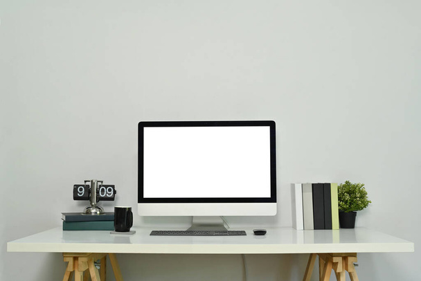 Espaço de trabalho criativo com desktop de computador em branco, livros e xícara de café. - Foto, Imagem