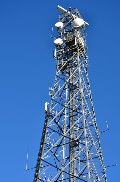 Torre de comunicação com pratos
 - Foto, Imagem