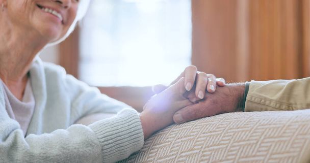 Támogatás, szerelem és idős pár kéz a kézben beszélgetnek otthon a nappaliban. Beszélgetés, ragaszkodás és közelkép idős férfi és nő nyugdíjas kényelemmel lounge a házban - Fotó, kép
