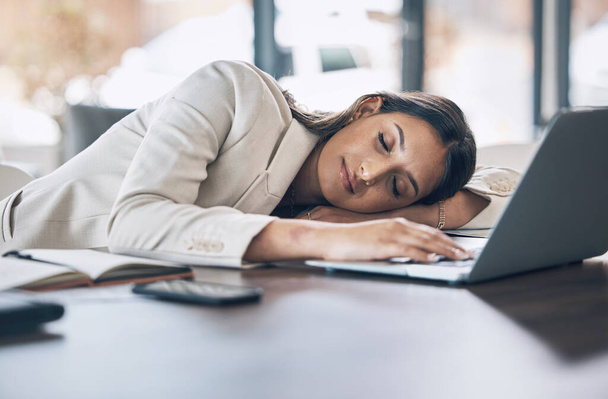 Śpiąca, zmęczona i biznesowa kobieta na laptopie w biurze, zmęczona, marząca i przepracowana. Wypalenie, zmęczenie i lenistwo z pracownikiem drzemie przy biurku dla stresu, zdrowia psychicznego i odpoczynku ból głowy. - Zdjęcie, obraz
