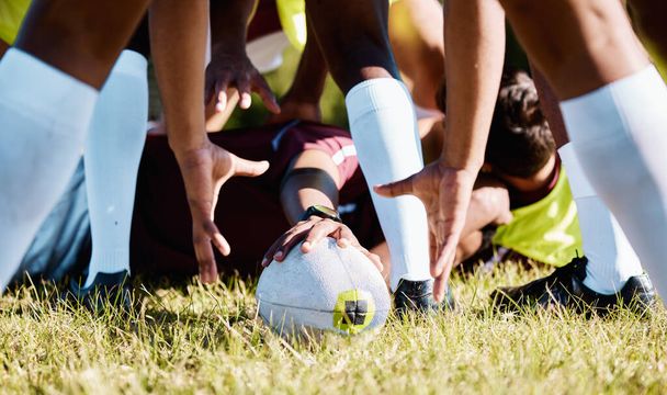 Urheilu, joukkue ja rugby ottelu kentällä kädet miesten koulutuksessa, käytännössä tai ottelu lähikuva. Kunto, ryhmä ja pelaajat, joilla on pallo liikuntaan, harjoitteluun ja suorituskykyyn, haasteeseen ja kilpailukykyiseen. - Valokuva, kuva