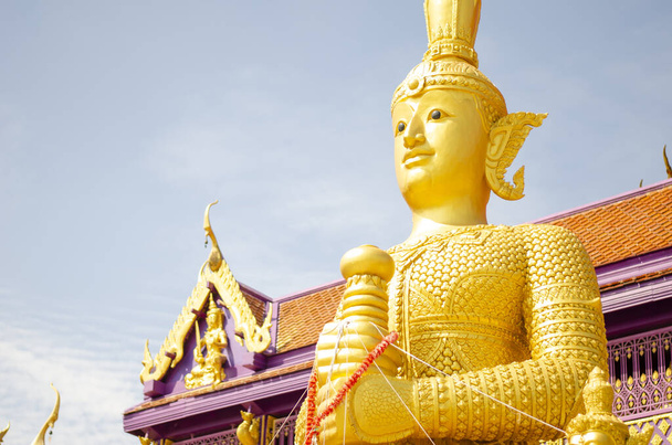 Golden Thao Wessuwan tai Vasavana jättiläinen patsas Bang Chak temppeli, Nonthaburin maakunnassa - Valokuva, kuva