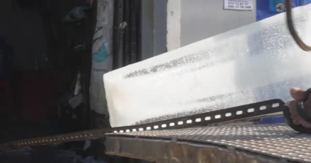  Um close-up de um bloco de gelo é deslizado por um trilho do caminhão para o lugar frio - Filmagem, Vídeo