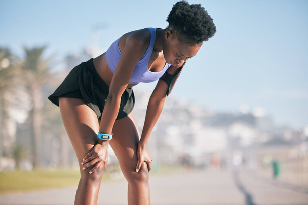Fekete nő, fáradt és lélegzik a sport edzés, edzés szünet vagy edzés kihívás a városban. Fiatal női sportoló, pihenés és légzés a fitness, szabadtéri futás és fáradtság a szív-maraton. - Fotó, kép