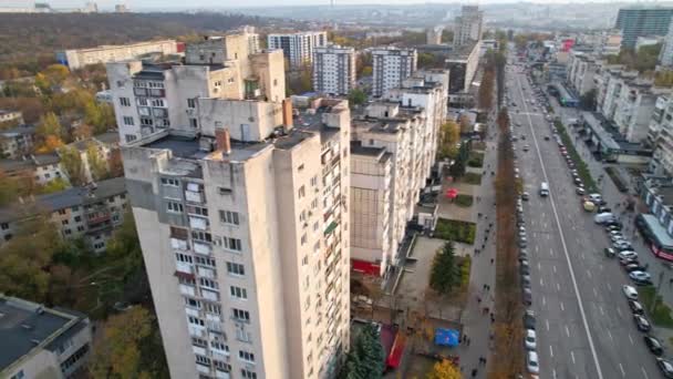 Panorámás drón kilátás Rascani kerület Chisinau, Moldova. Városi táj őszi szezonban. Chisinau belvárosában, Moldova fővárosában. Több iroda, lakóépületek, autók. 4K videó - Felvétel, videó