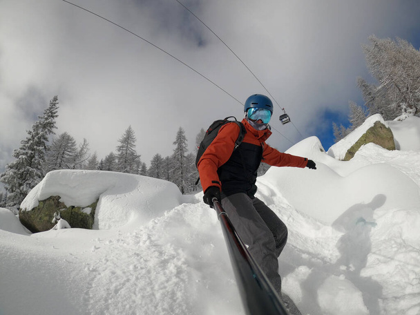 Muž jezdící v prášku na sněhovém bordelu. Freeride prášek, snowboarding v Alpes resort v zimě. Snowboard freeride i deeep powder snow. Freeride zima v dolomitských Alpách. - Fotografie, Obrázek