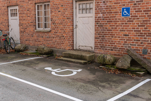 Parkeren voor mensen met een handicap teken, gehandicapten parkeerplaats teken, gehandicapten parkeerplaats teken  - Foto, afbeelding