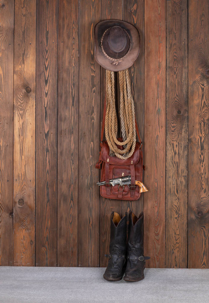 cowboy hattu, saappaat ja ase puulattia - Valokuva, kuva