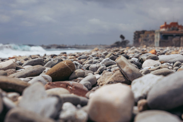 Kameny na pláži ve Villagonii - město Taormina na ostrově Sicílie, Itálie - Fotografie, Obrázek