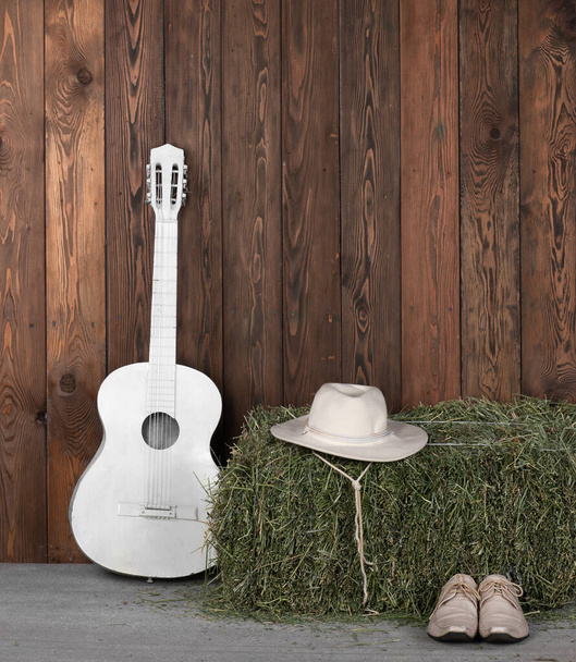 kitara ja cowboy saappaat ladossa - Valokuva, kuva