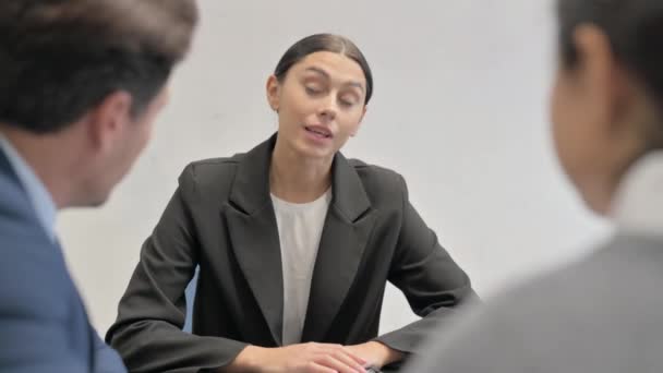 Gros plan d'une femme d'affaires hispanique parlant avec ses collègues - Séquence, vidéo