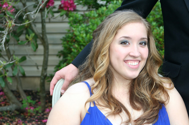 Sorrindo Prom Girl na cadeira
 - Foto, Imagem