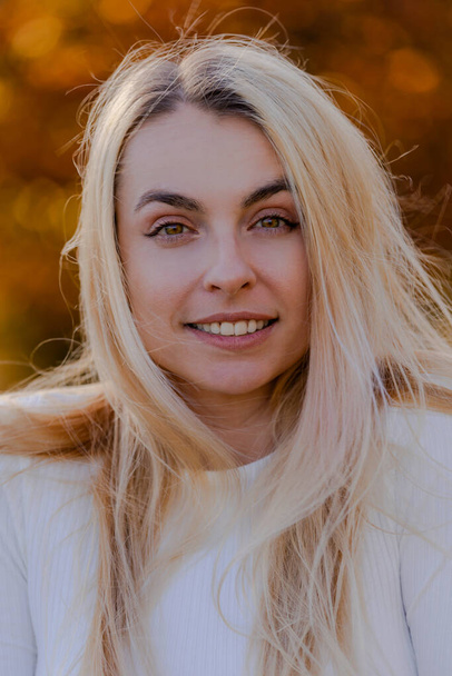 Beautiful Blonde Woman Close-Up Portrait in Fall Setting Outside - Autumn Elegance - Foto, afbeelding