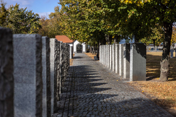 Κίεβο. Περιφέρεια Κίεβο. Ουκρανία. 13.10.2023. Λίθινες ταφόπλακες στο γερμανικό νεκροταφείο το φθινόπωρο. Όμορφο γερμανικό νεκροταφείο κοντά στο Κίεβο. Πολλοί νεκροί Γερμανοί στρατιώτες των νεκρών κατά τη διάρκεια του 2ου Παγκοσμίου Πολέμου. - Φωτογραφία, εικόνα