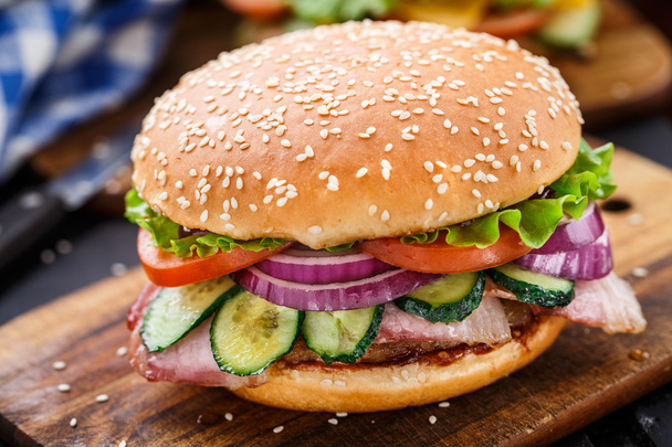 Bacon burger with vegetables and cutlet - Foto, afbeelding