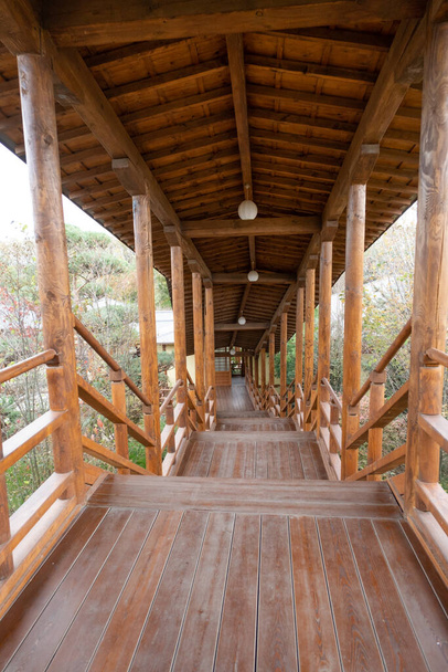 primo piano della tradizionale casa giapponese in legno all'aperto - Foto, immagini