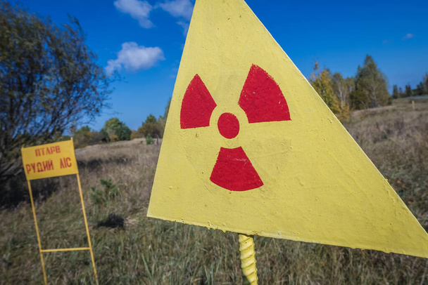 Znak ostrzegawczy obok Czerwonego Lasu w strefie wykluczenia w Czarnobylu, Ukraina - Zdjęcie, obraz