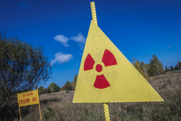 Waarschuwingsbord naast het Rode Woud in Tsjernobyl Exclusion Zone, Oekraïne - Foto, afbeelding