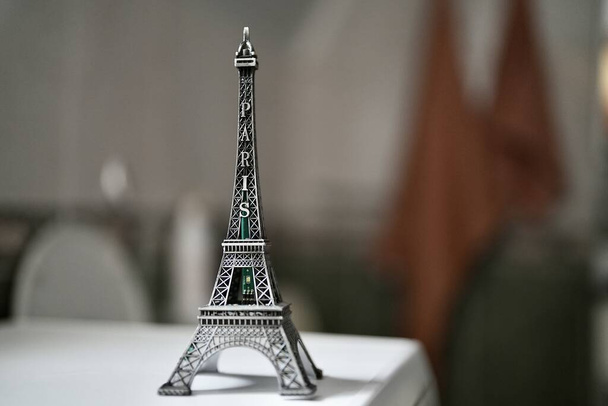 フランスの美しいスタイリッシュなエッフェル塔 ヨーロッパのモデル像のおもちゃ. エッフェル塔のエッフェル塔,エッフェル塔の小さな青銅像,  - 写真・画像