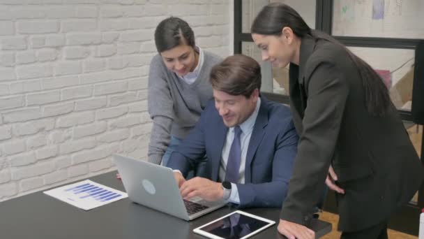 Středního věku podnikatel Práce s kolegou na notebooku - Záběry, video