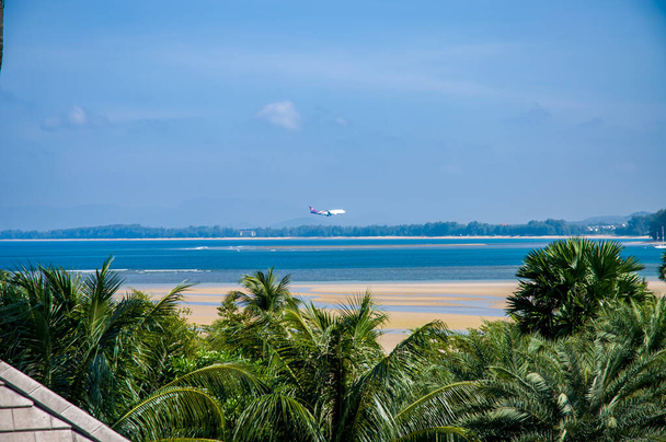 Un avión aterrizando sobre el océano cerca de la isla de Phuket - Foto, Imagen